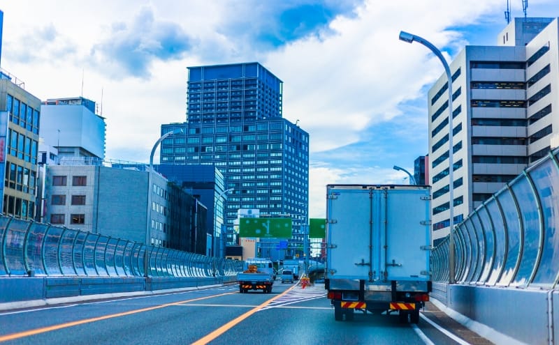 三車線を走るトラックの後ろ姿