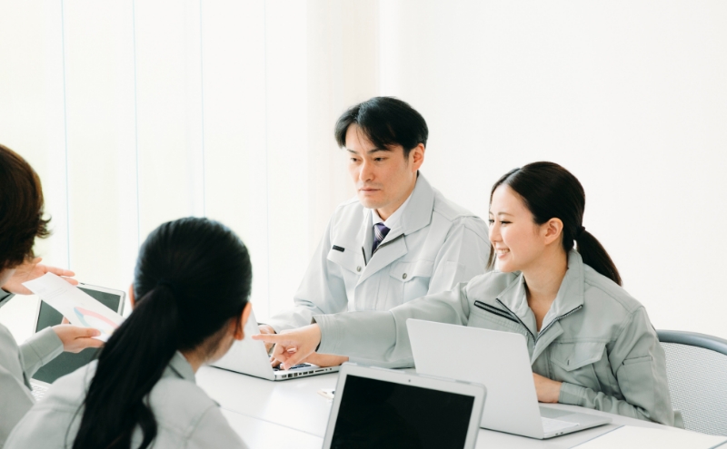 チームのメンバーが手を重ねて協力を示している様子