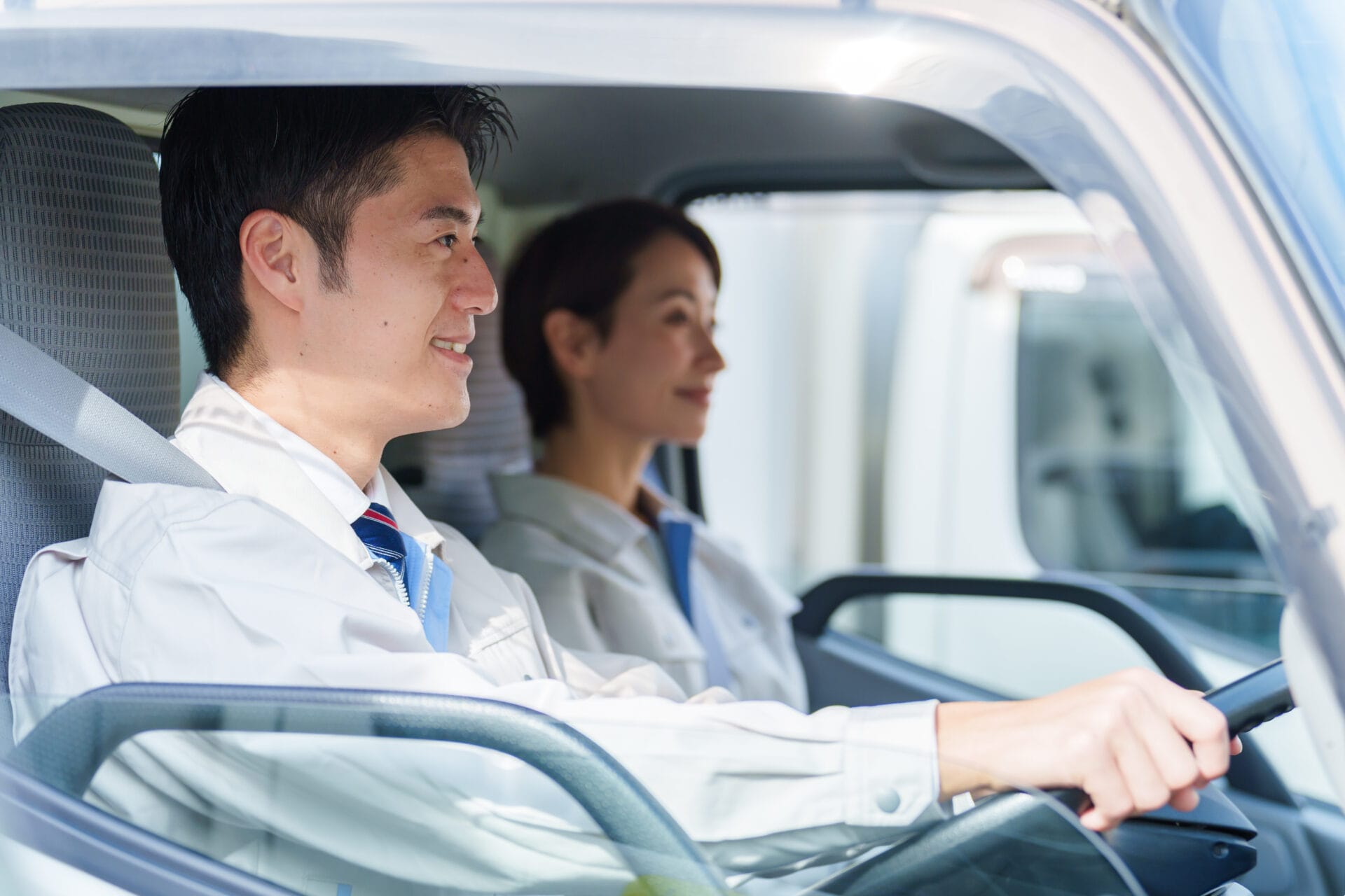 トラックドライバーが運転席でサムズアップしている様子