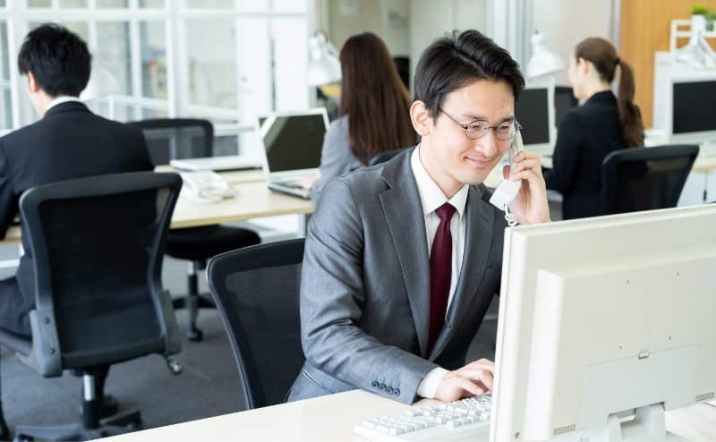 男性職員が電話で相談を受けている様子