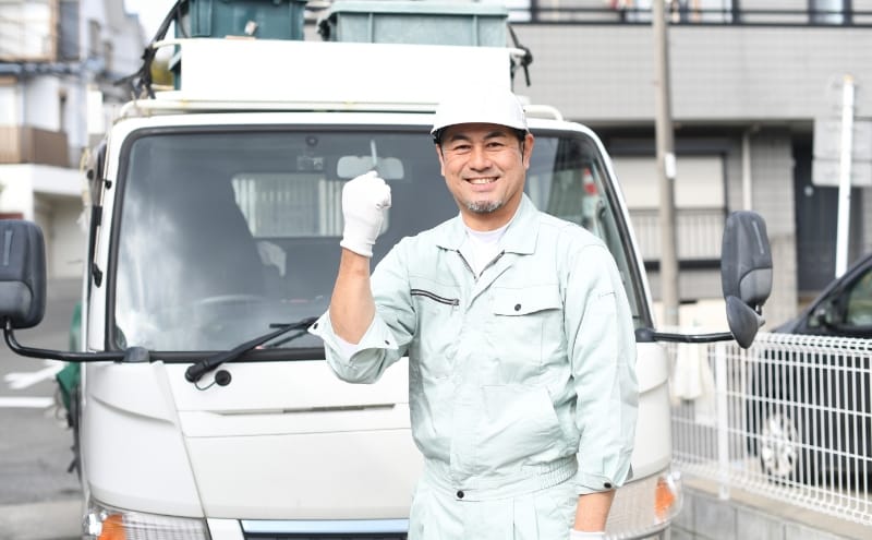ドライバーがトラックの前でガッツポーズをしている様子
