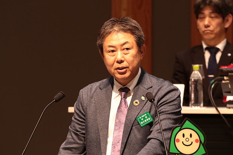 あいさつする成田中央執行委員長